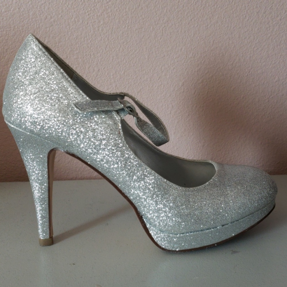 Shoes - Picture 2 of 4